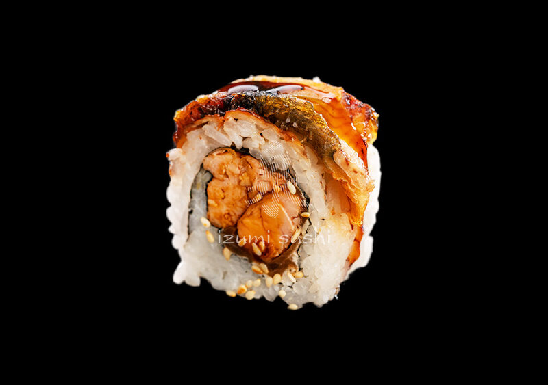 DRAGON MAKI – PIECZONY ŁOSOŚ ZAWIJANY W WĘGORZA I AWOKADO (5 SZT.)